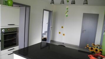 Køleskab, ovn, opvaskemaskine, køkkentøj/tallerkener/redskaber