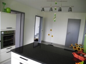 Køleskab, ovn, opvaskemaskine, køkkentøj/tallerkener/redskaber