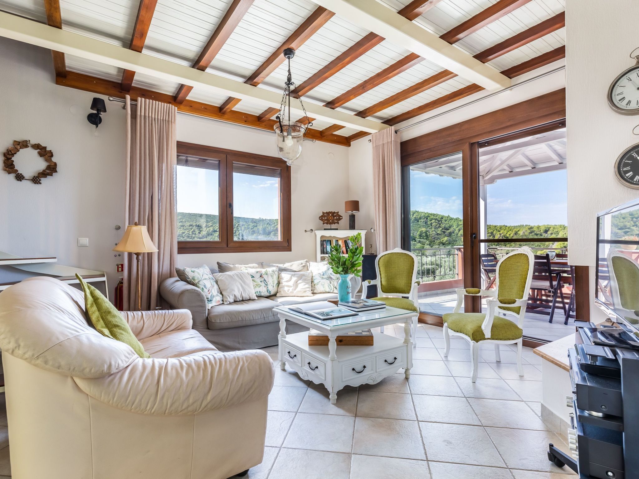 Televisor, llar de foc i reproductor de DVD 