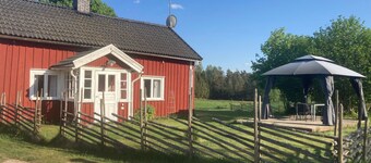 Charmantes Holzhaus mit eigenem Ruderboot by Interhome