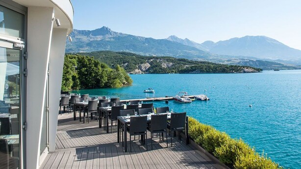 Outdoor dining - Gemütliches Chalet am Ufer des Sees von Serre-Po by Interhome (Chorges)