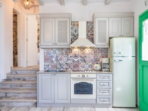 Refrigerador, horno y utensilios de cocina 