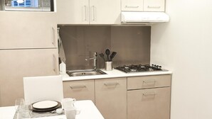 Réfrigérateur, micro-ondes, batterie de cuisine, vaisselle et ustensiles