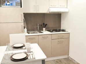 Kühlschrank, Mikrowelle, Kochgeschirr/Geschirr/Besteck