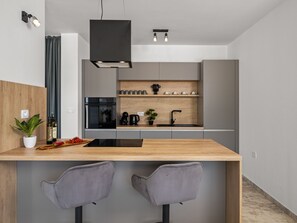 Fridge, oven, dishwasher, cookware/dishes/utensils - Sunset Villa B by Interhome (Nedescina)