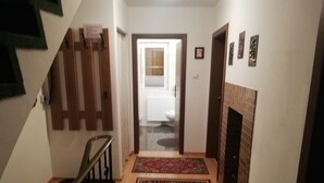 Een trap die leidt naar een badkamer met een wit toilet en een radiator.