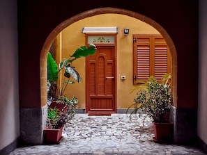 Unclassified image, 5 of 39, button - Wohnung 'Maestri' mit privatem Garten by Interhome (Palermo)