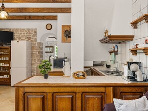 Fridge, microwave, dishwasher, cookware/dishes/utensils - Gemütliches Ferienhaus in Ružići mit Offenem Kamin by Interhome (Nedescina)