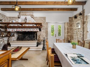 Dining - Gemütliches Ferienhaus in Ružići mit Offenem Kamin by Interhome (Nedescina)