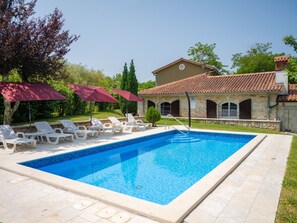 Pool - Gemütliches Ferienhaus in Ružići mit Offenem Kamin by Interhome (Nedescina)
