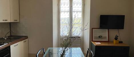 Réfrigérateur, un four, vaisselle et ustensiles