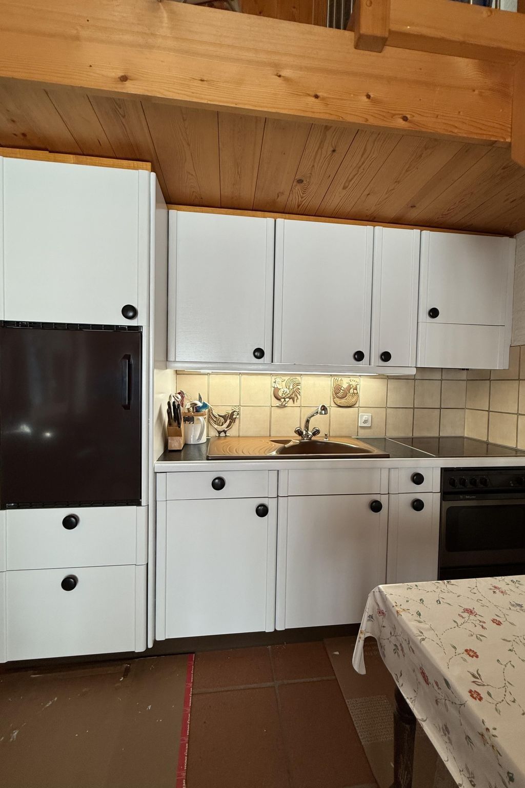 Réfrigérateur, batterie de cuisine, vaisselle et ustensiles