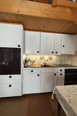 Kühlschrank, Kochgeschirr/Geschirr/Besteck