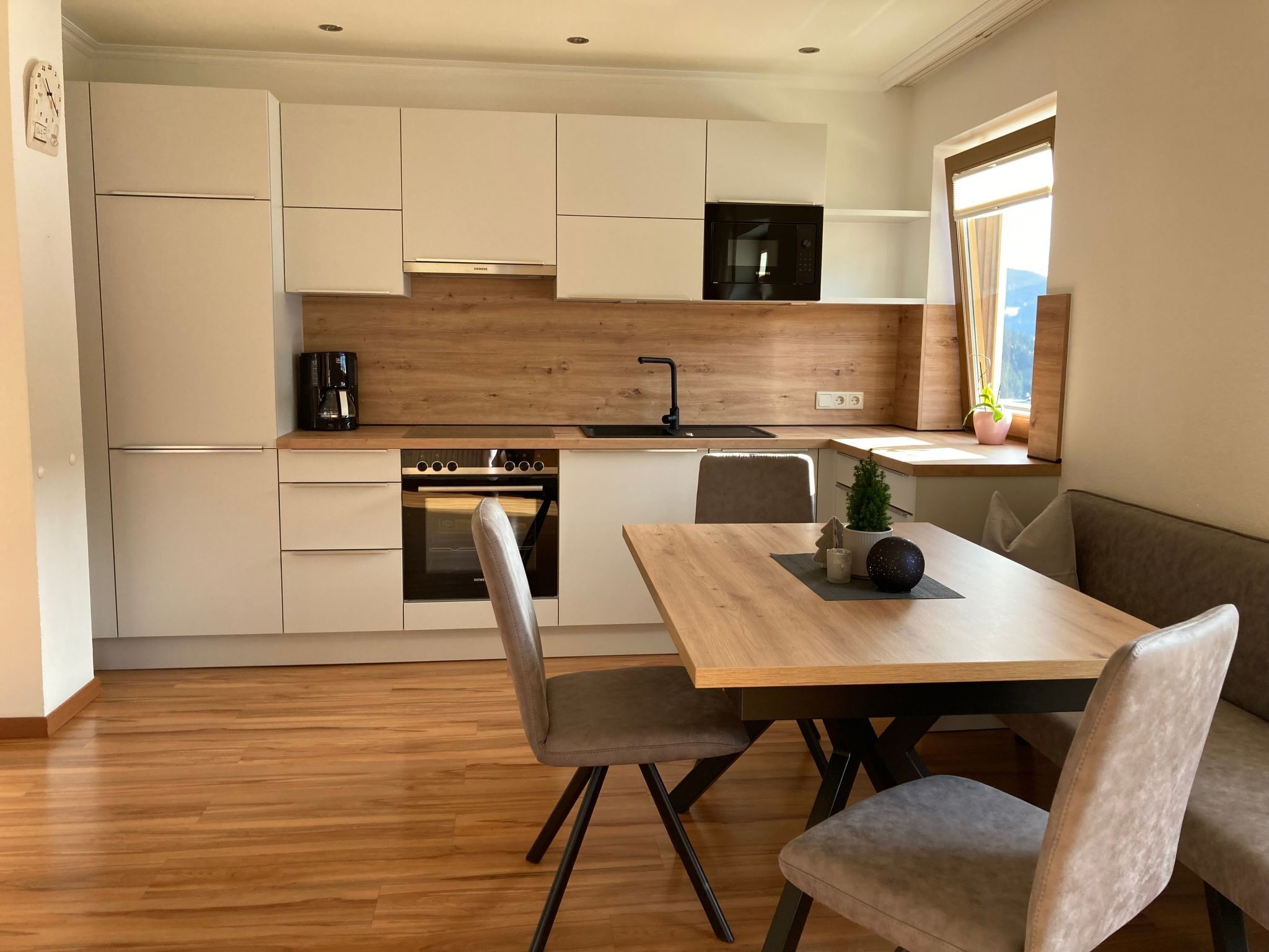 Kjøleskap, mikrobølgeovn, ovn og oppvaskmaskin