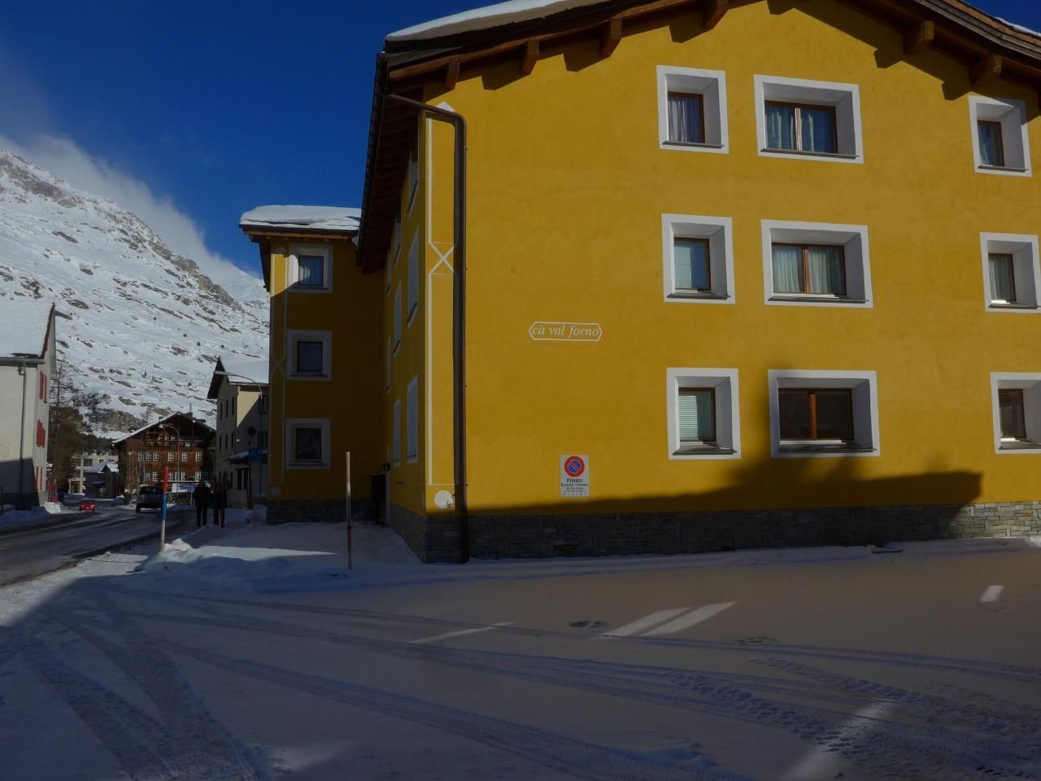 Keltainen rakennus, jossa on useita ikkunoita ja kyltti, jossa lukee: ”cà val forno”.