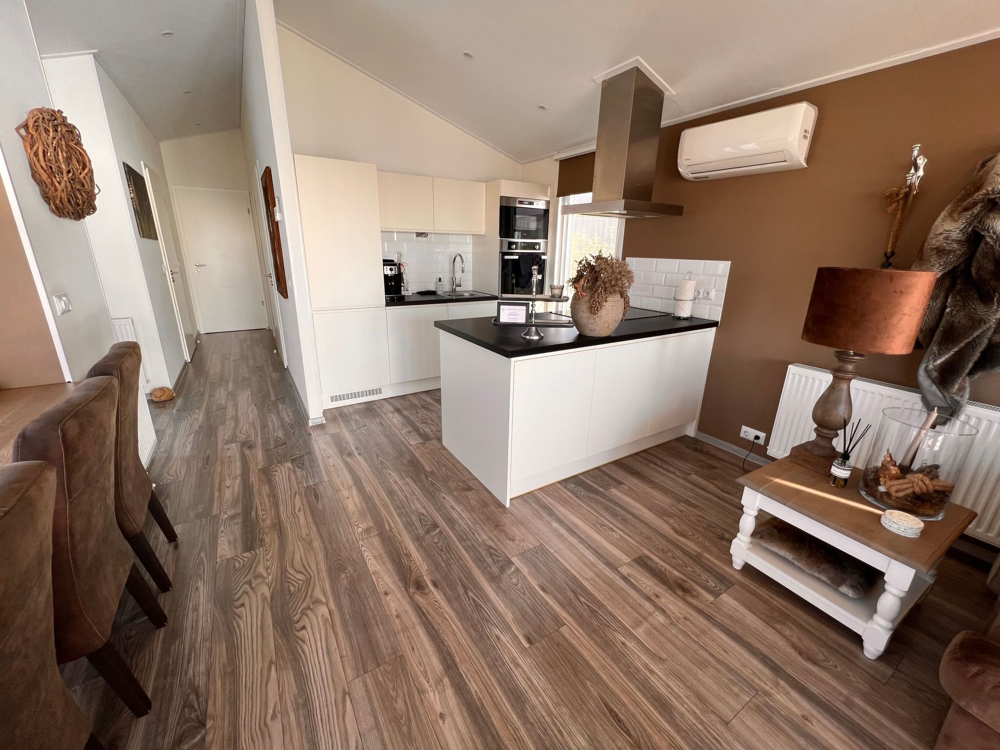 Een koelkast, een magnetron, een oven, een vaatwasser