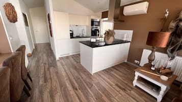 Een koelkast, een magnetron, een oven, een vaatwasser