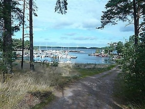 A coastal road leading to a marina with boats docked. - Schönes Ferienhaus mit Garten, Terrasse und Gril by Interhome (Mönsterås)