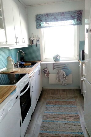 Fridge, microwave, oven, dishwasher - Tolles Ferienhaus in Sunne mit Großer Terrasse by Interhome (Gräsmark)