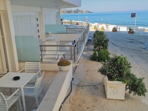 Outdoor dining - CELOSIA-Bella Mare Luxus-Wohnungen by Interhome (Matala)