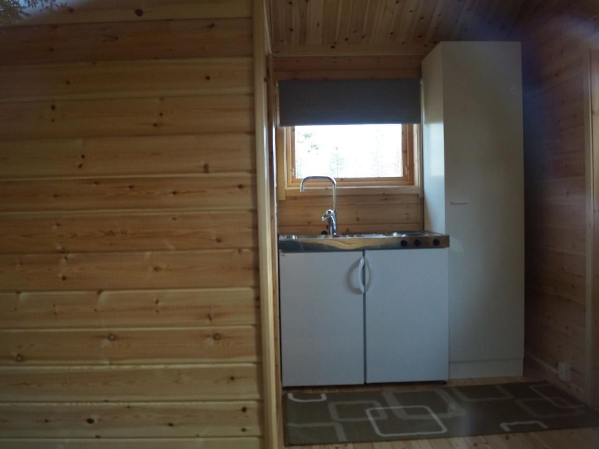 Køleskab, køkkentøj/tallerkener/redskaber