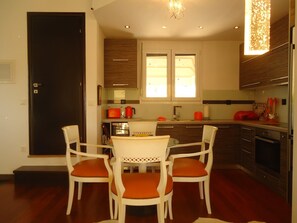 Fridge, oven, dishwasher, cookware/dishes/utensils