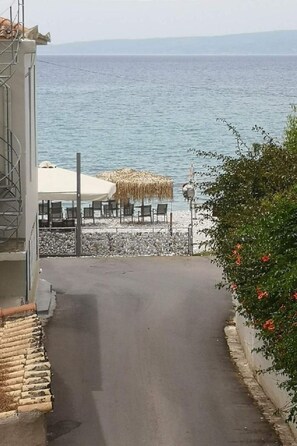 Terrace/patio - mit Blick auf das Wasser by Interhome (Akrogialion)
