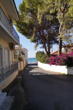 Property grounds - mit Blick auf das Wasser by Interhome (Akrogialion)