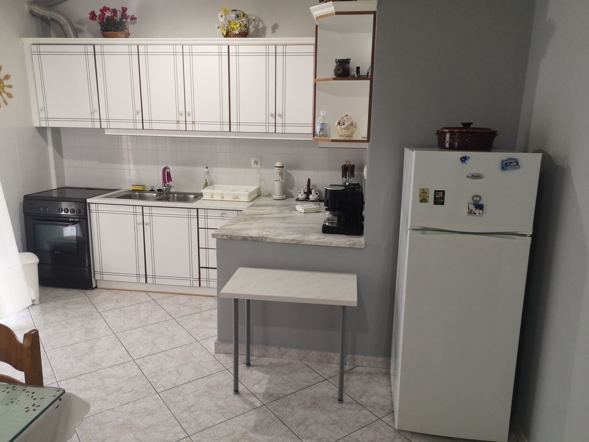 Kühlschrank, Ofen, Kochgeschirr/Geschirr/Besteck