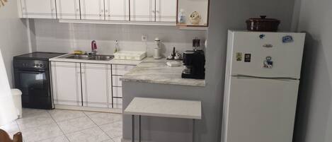 Kühlschrank, Ofen, Kochgeschirr/Geschirr/Besteck