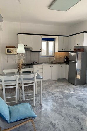 Refrigerador, microondas, horno y utensilios de cocina 