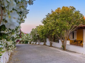 Terrace/patio - "Yellow Villa" by Interhome (Agios Konstantinos)