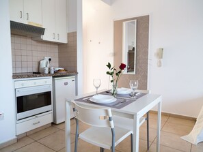 Fridge, oven, cookware/dishes/utensils - mit Terrasse by Interhome (Paphos)