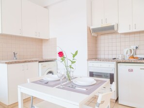 Fridge, oven, cookware/dishes/utensils - mit Terrasse by Interhome (Paphos)
