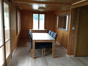 Dining - Chalet in der Nähe des Sees 3 Minuten zu Fuß entfernt by Interhome (Chevroux)
