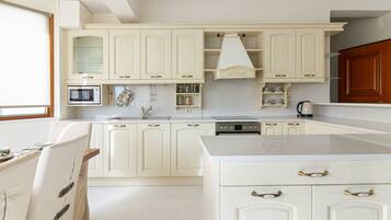 Réfrigérateur, micro-ondes, four, lave-vaisselle