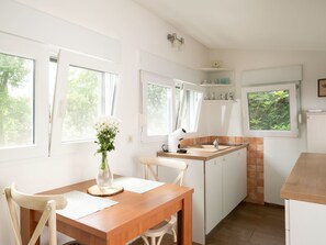 Dining - Tiny house Laurel - 70 Meter vom Strand entfernt by Interhome (Rijeka)