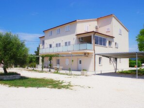 Exterior - in Rakalj mit Grill, Garten und Terrasse by Interhome (Pula/Rakalj)