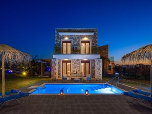 Pool - Wunderschöne Steinvilla Attalos by Interhome (Soroni)