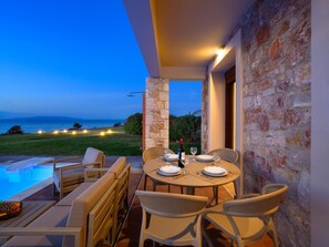 Outdoor dining - Wunderschöne Steinvilla Attalos by Interhome (Soroni)