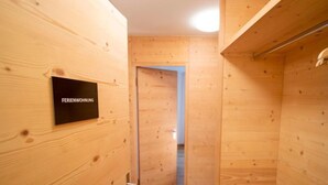 Un pasillo interior de madera con un letrero que dice "FERIENWOHNUNG".