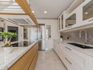 Frigorífico, microondas, horno y lavavajillas