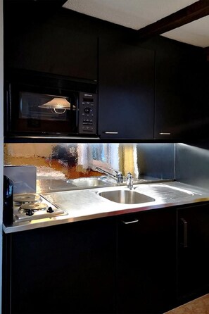 Køleskab, mikrobølgeovn, ovn, køkkentøj/tallerkener/redskaber