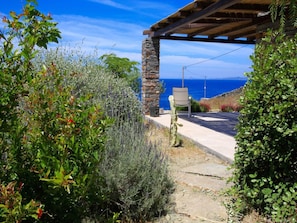 Property grounds - Ruhig gelegene Wohnung mit Meerblick an einem abgelegenen Strand by Interhome (Kea)