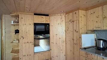 Een koelkast, een microgolfoven, een oven, een vaatwasser