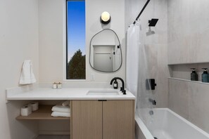 Dusche, Haartrockner, Handtücher, Shampoo