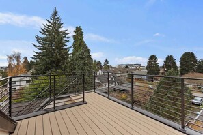 Property grounds - Modern Seattle Stay • Rooftop Views & Ensuite BRs (Seattle)