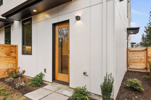 Modern Seattle Stay • Rooftop Views & Ensuite BRs