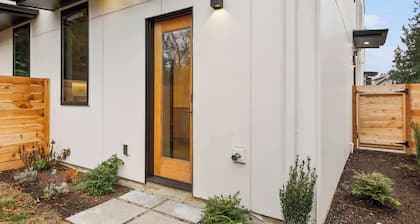 Modern Seattle Stay • Rooftop Views & Ensuite BRs