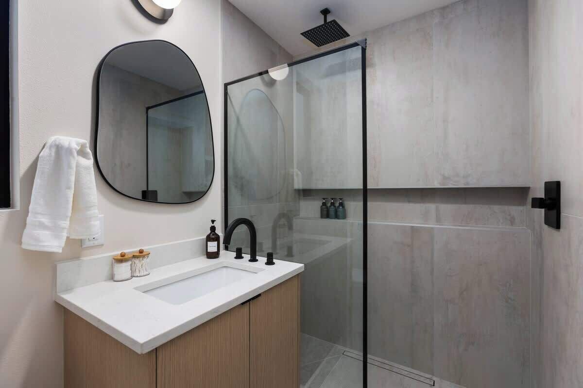 Dusj, hårføner og håndklær